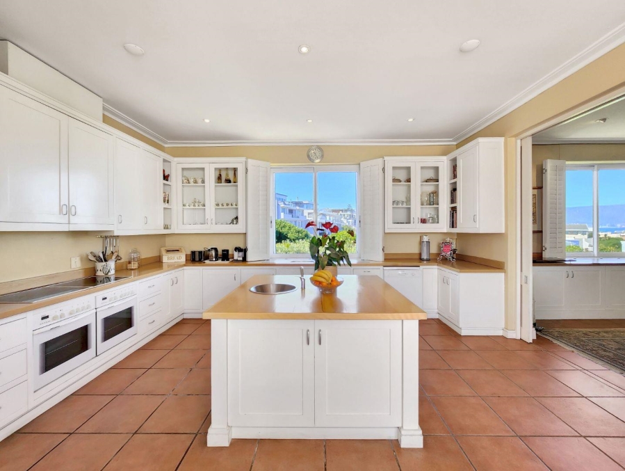 6 Bedroom Property for Sale in Bloubergstrand Western Cape
